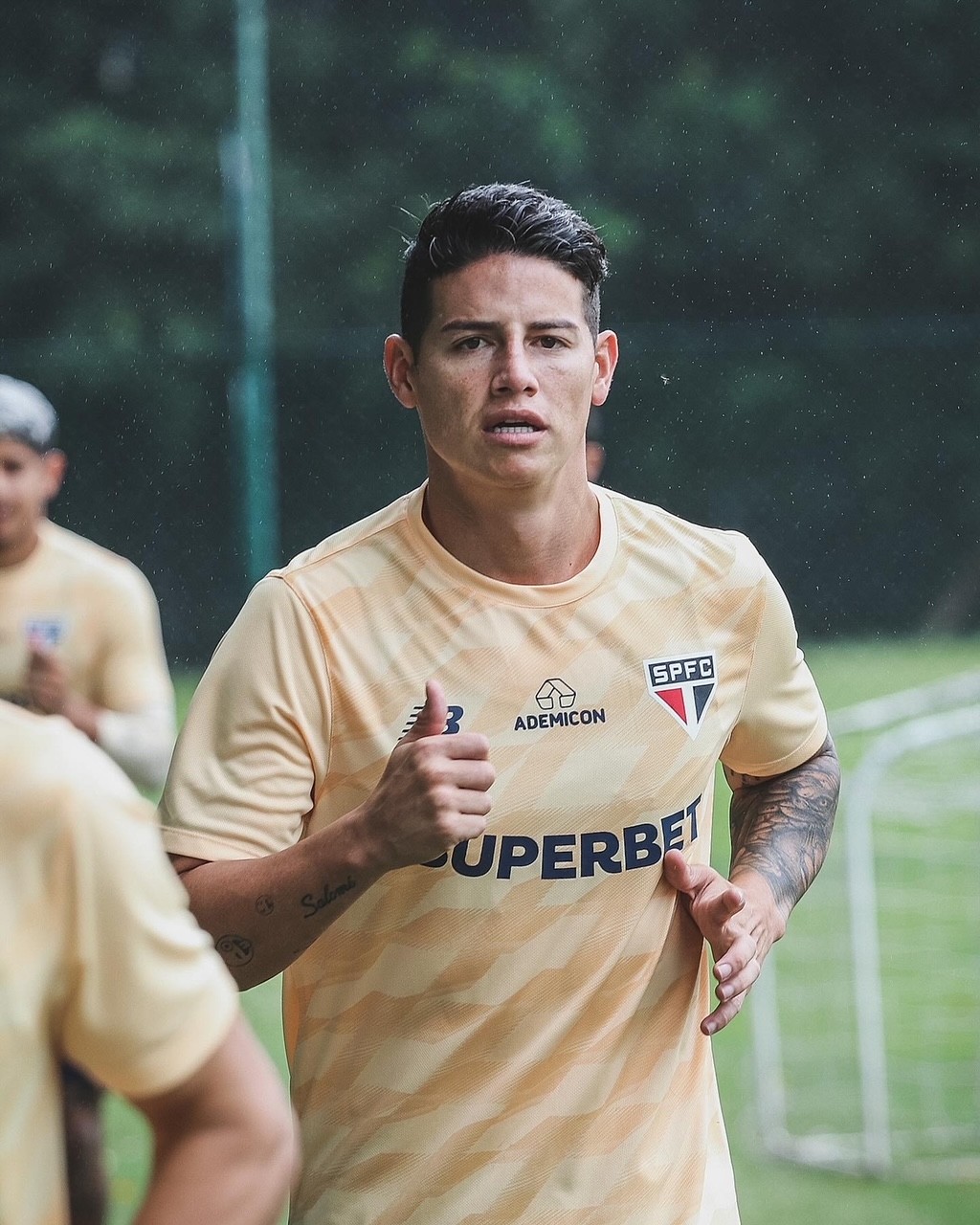 Ainda sem estrear em 2024, James Rodríguez faz golaços em treino do São Paulo; veja