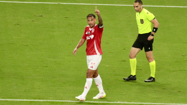 Alan Patrick comemora gol do Inter contra o Santos