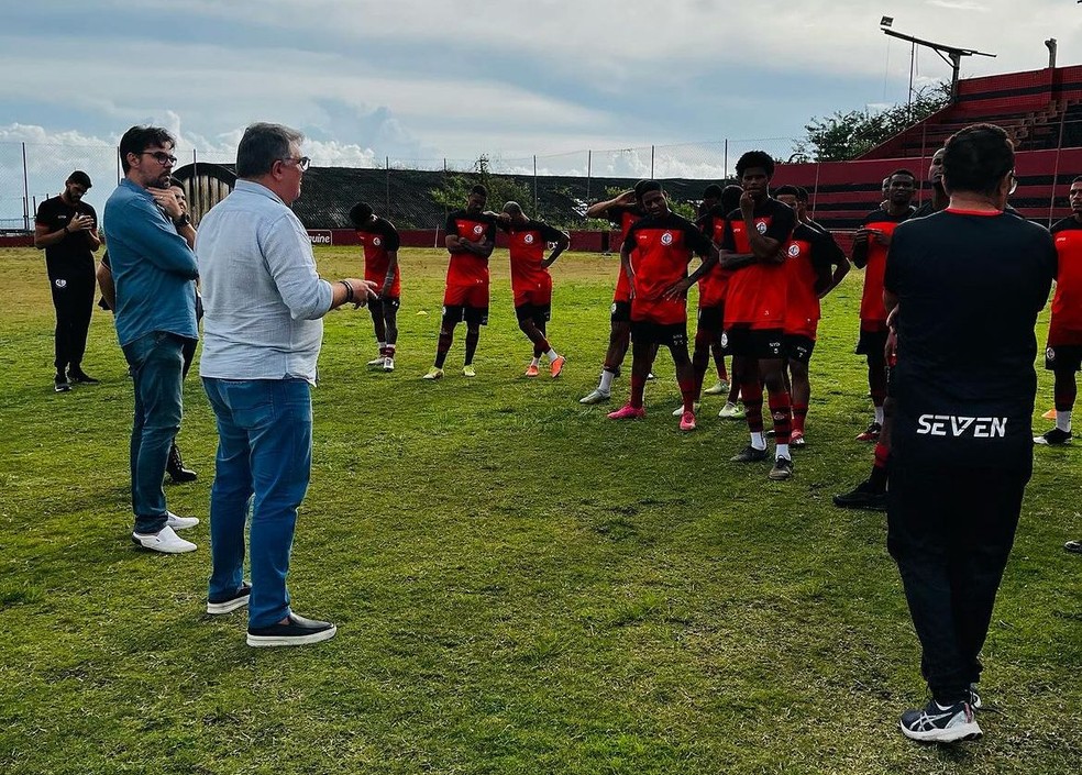 Conversa entre elenco do Campinense e diretoria — Foto: Divulgação / Campinense