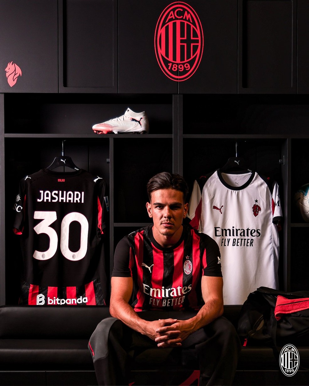 Jashari vai vestir a camisa 30 do Milan — Foto: Divulgação / AC Milan