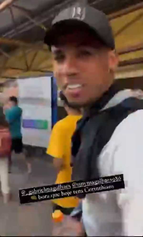 Zagueiro da seleção prestigia jogo do Corinthians, canta com torcida no metrô