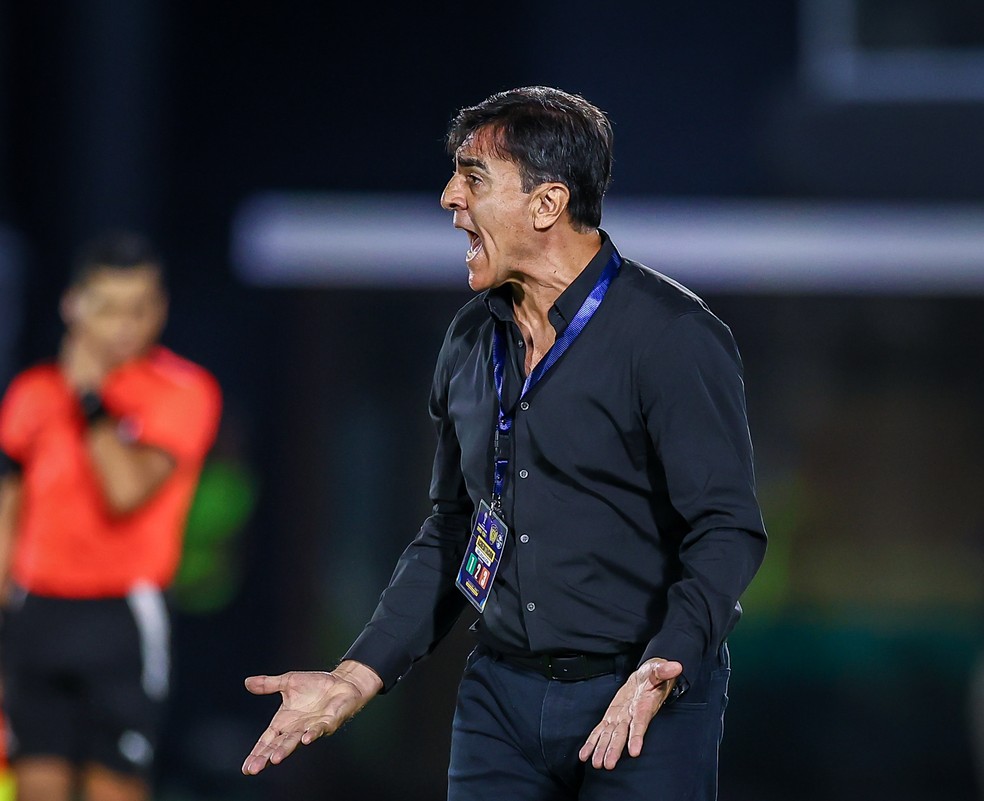Gustavo Quinteros afirma que prefere consertar problemas ganhando — Foto: Lucas Uebel / Grêmio FBPA