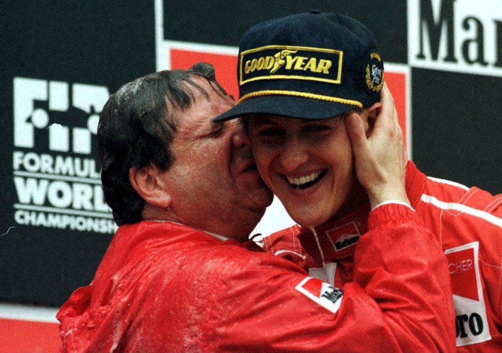 Jean Todt beijou Michael Schumacher na primeira vitória do alemão pela Ferrari — Foto: Getty Images