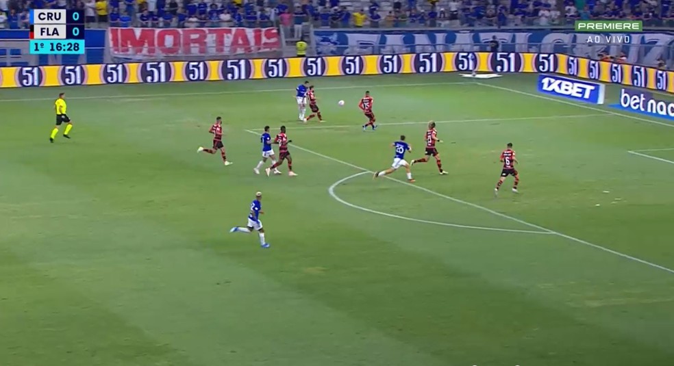 Éverton Ribeiro persegue Marlon em boa chance do Cruzeiro — Foto: Reprodução Sportv