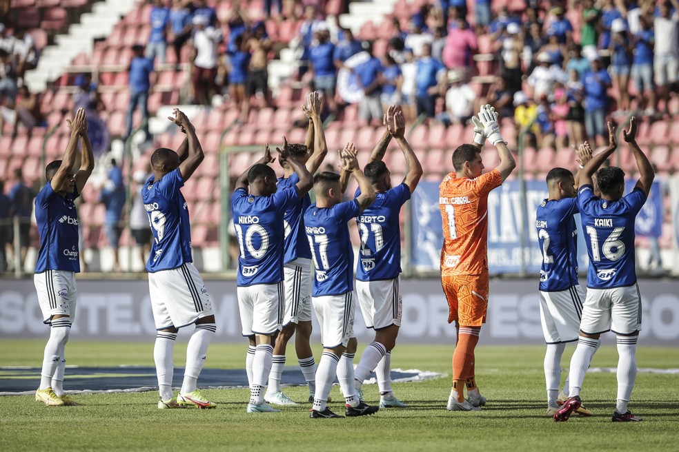 Jogadores do Cruzeiro aplaudem torcida antes de Cruzeiro e América-MG — Foto: Staff Images / Cruzeiro