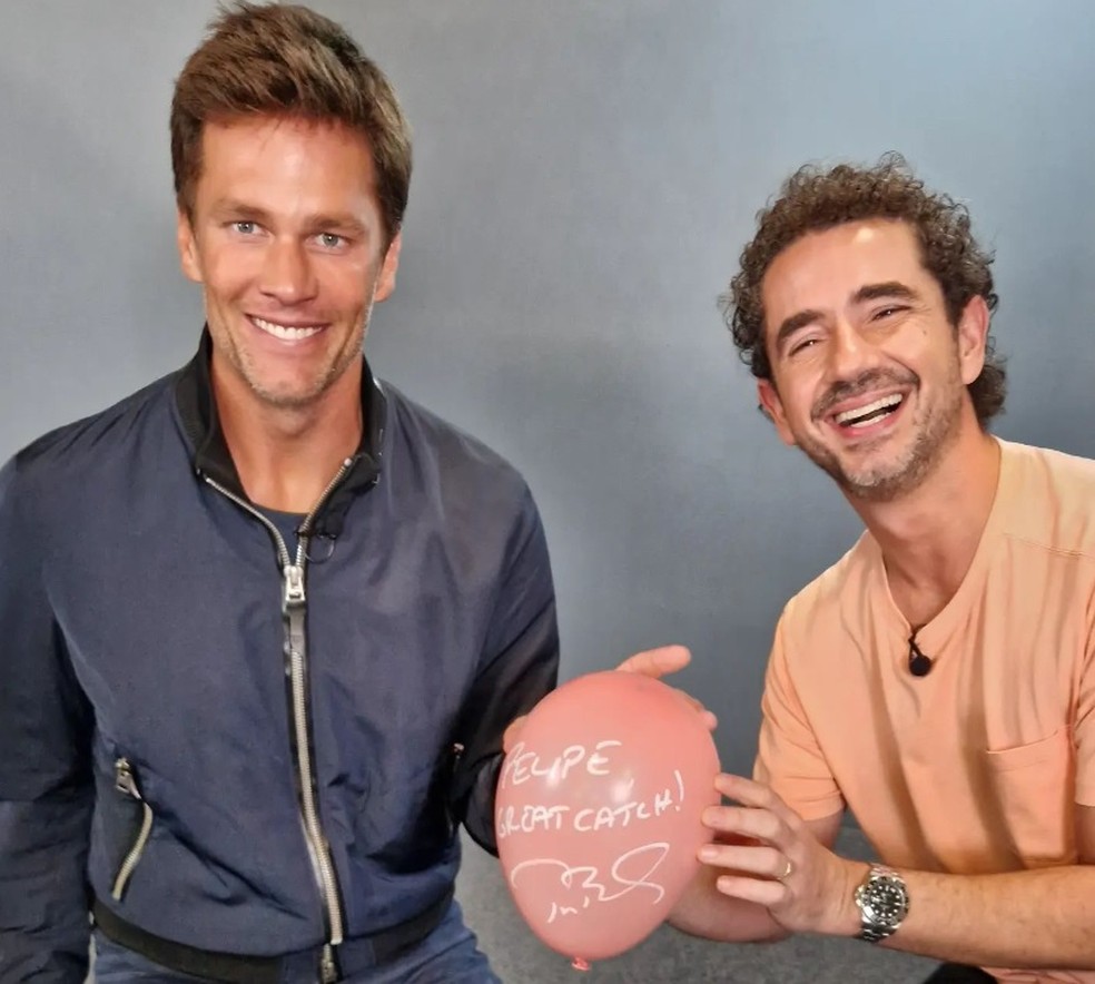 Tom Brady e Felipe Andreoli em entrevista para o Globo Esporte — Foto: Erica Hideshima