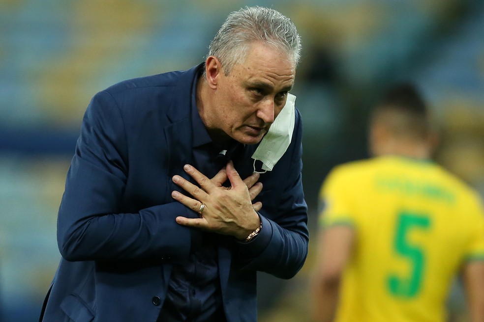 Tite reverencia torcedores após jogo da Seleção no Maracanã — Foto: Alexandre Schneider/Getty Images
