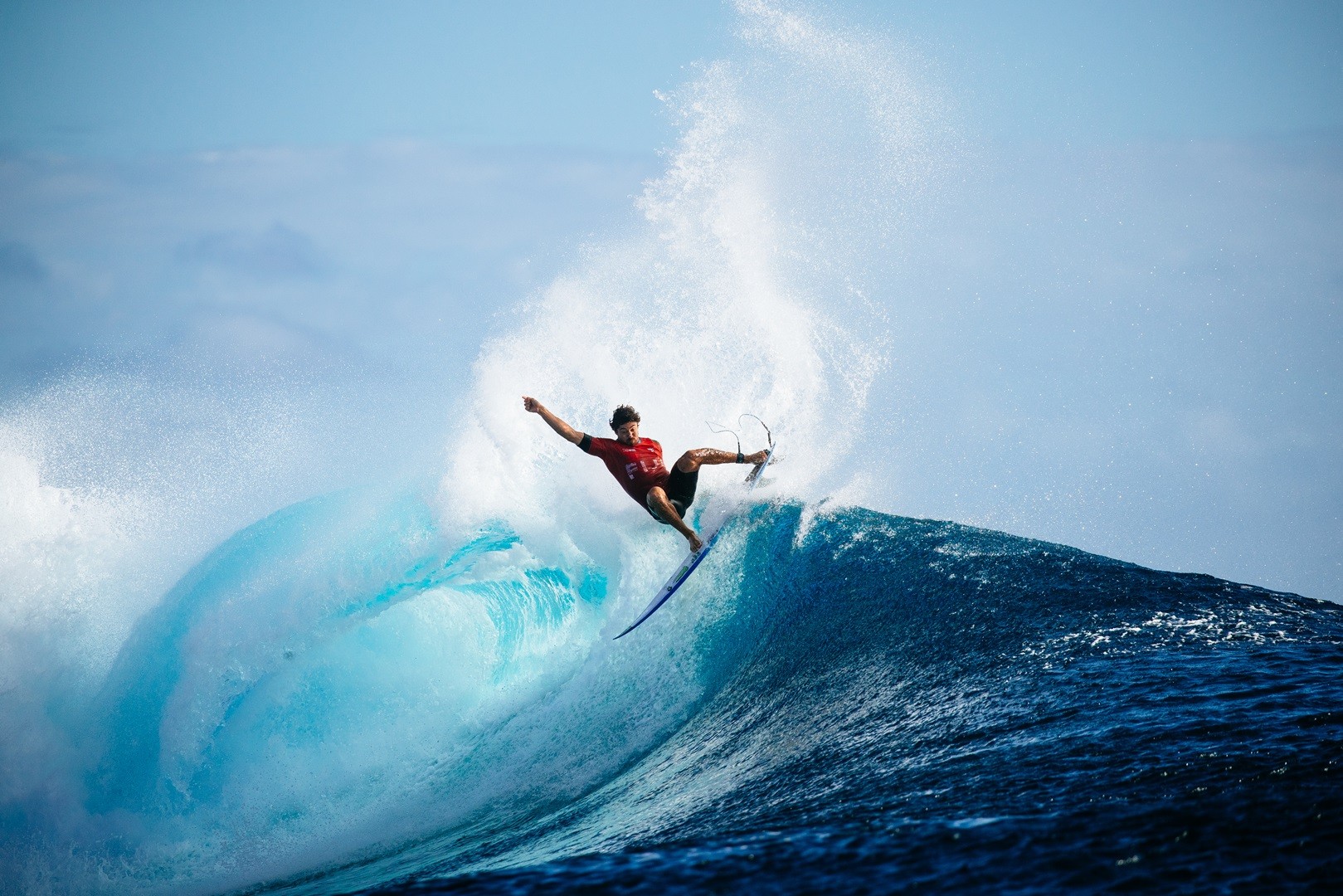 Yago Dora surfando uma onda na etapa de Cloudbreak em Fiji