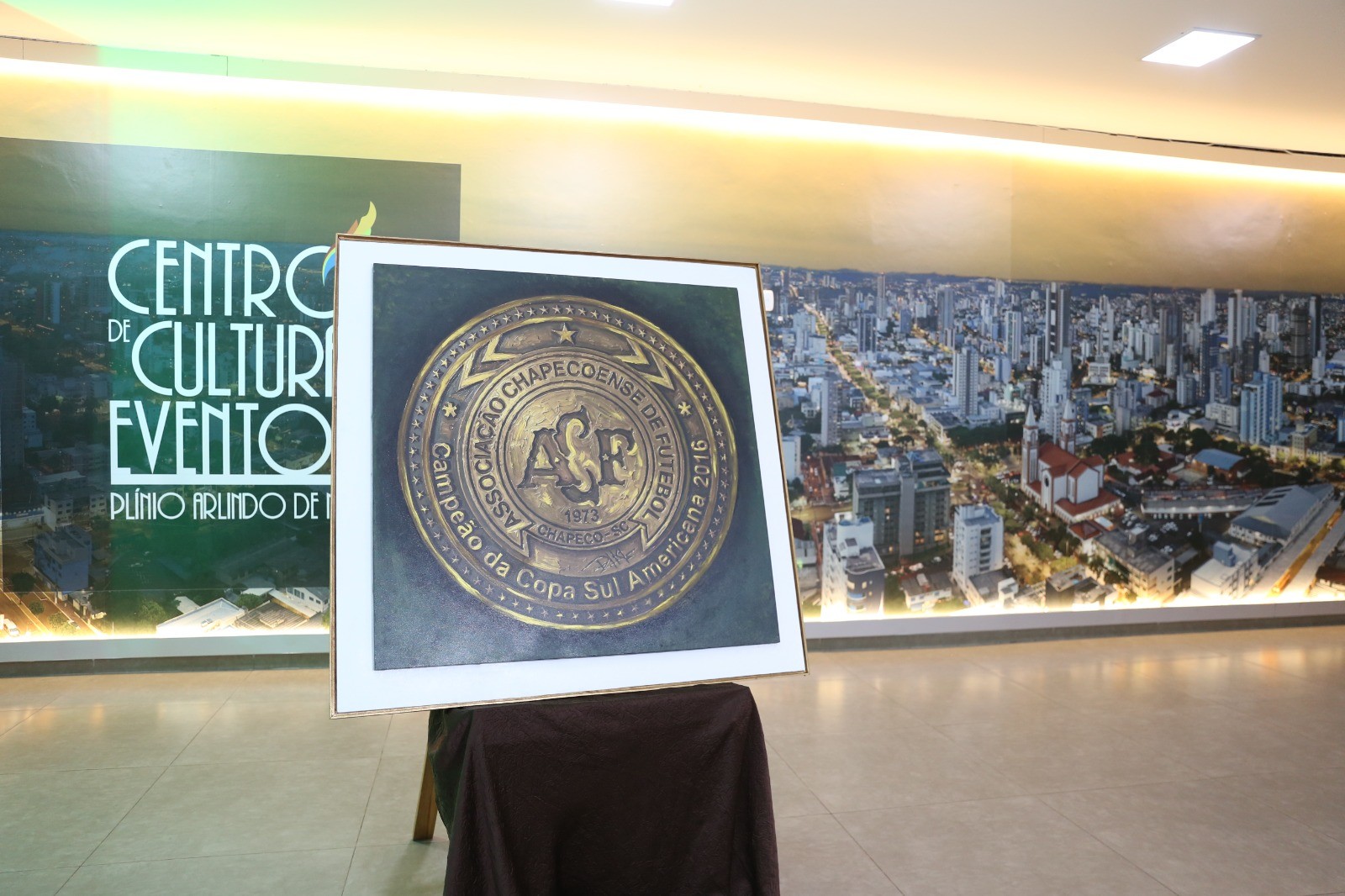 Chapecoense recebe obra de arte em homenagem às vitimas do acidente aéreo