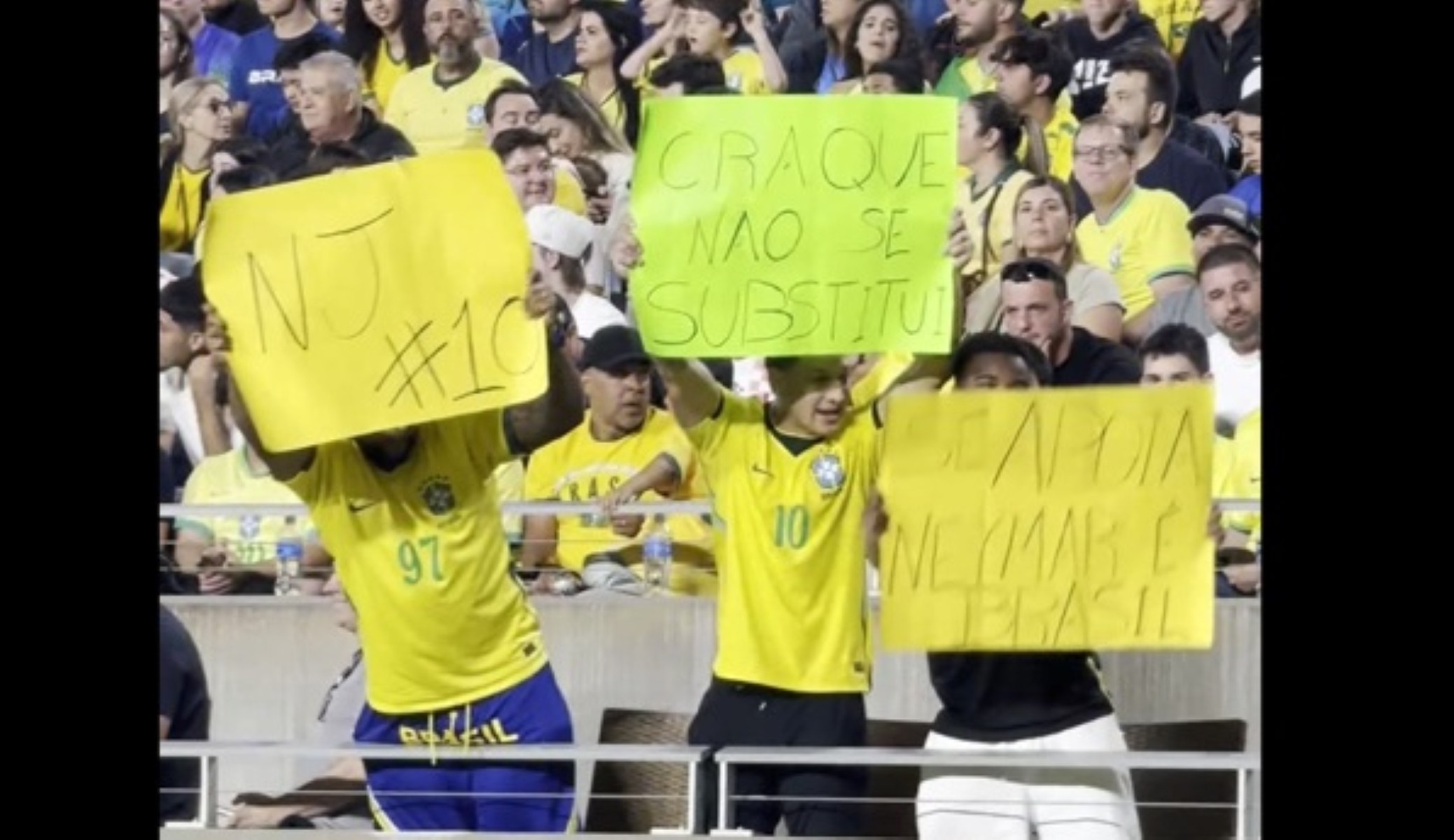 Torcida canta nome de Neymar durante o segundo tempo