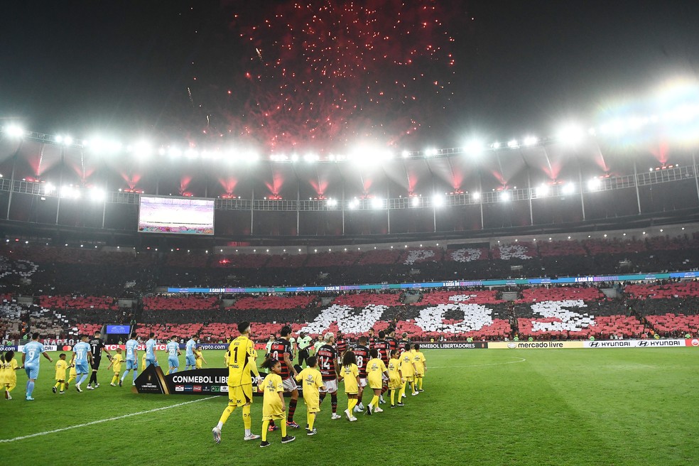 Equipe do Flamengo entrando em campo com mosaico na partida contra o Bolivar — Foto: Alexandre Durão