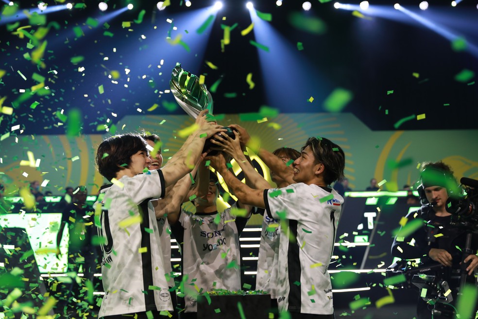 Jogadores da equipe japonesa, Reject, comemoram título do PMGO Brazil 2024 — Foto: Divulgação/PMGO 2024