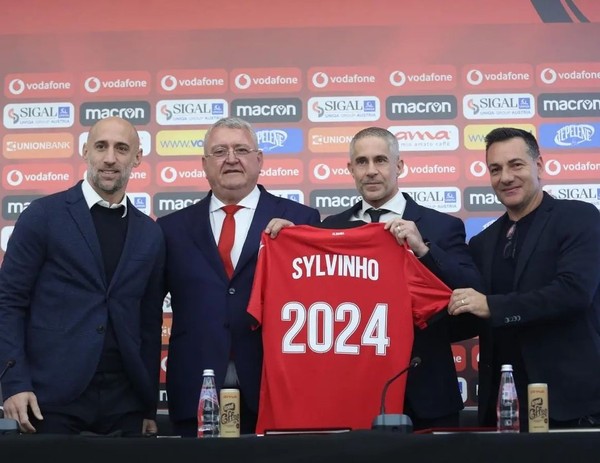 Ao lado de Zabaleta e Doriva, Sylvinho é apresentado na Albânia | futebol  internacional | ge