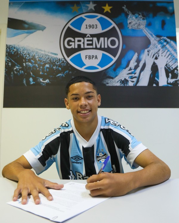 Jovem ex-Riograndense assina contrato com o Grêmio