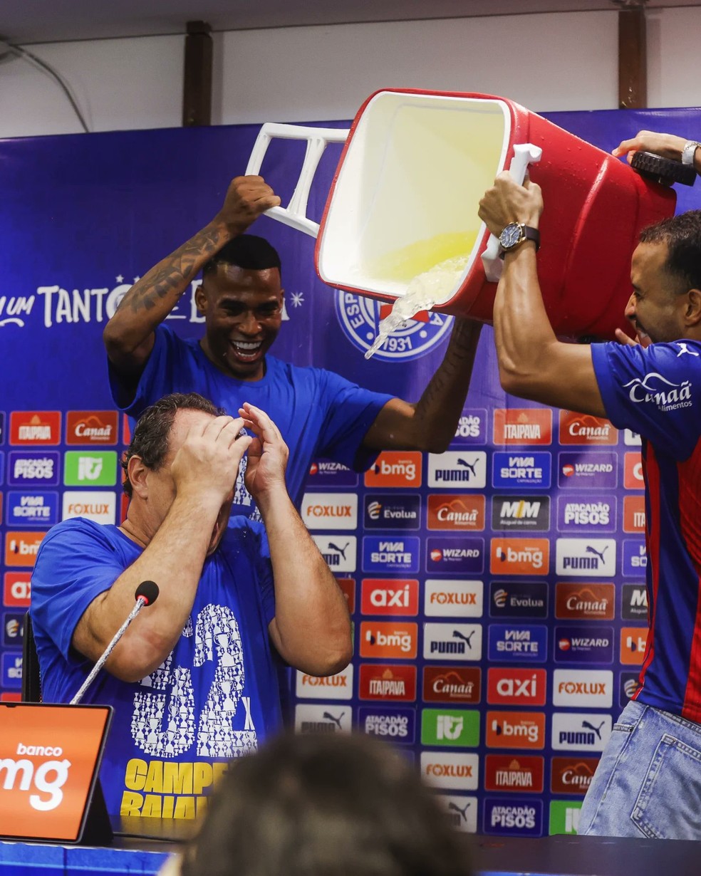 Rogério Ceni toma banho de gelo após título do Campeonato Baiano — Foto: Divulgação / EC Bahia