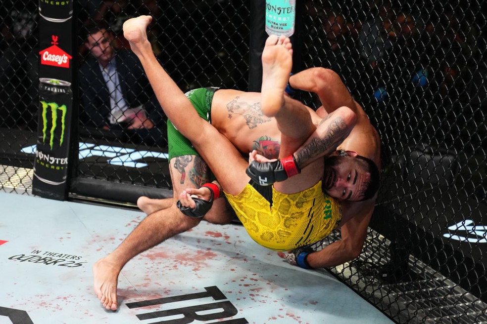 Anthony Hernandez nocauteou Michel Pereira no 5° round — Foto: Jeff Bottari/Zuffa LLC