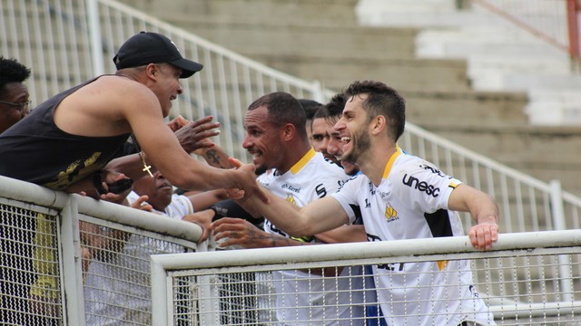Arilson, do Criciúma, comemora gol com a família presente em Muriaé