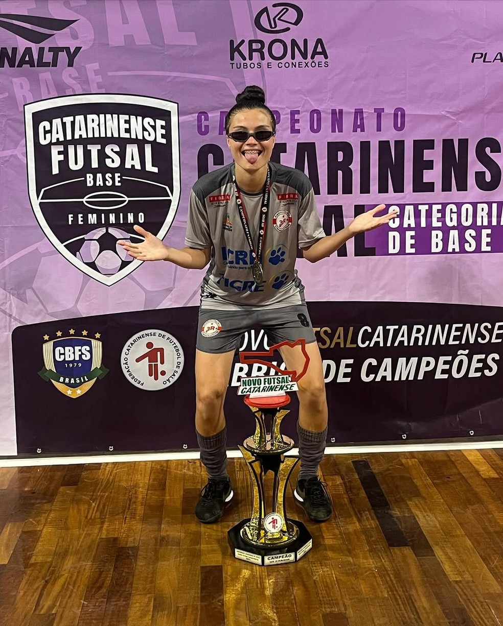 Maria Fernanda, campeã catarinense de futsal sub-18 — Foto: Arquivo pessoal/Maria Fernanda