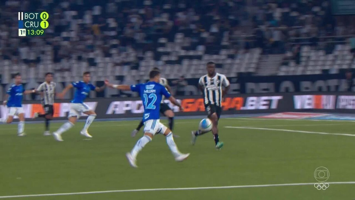 Jogada incrível culmina em gol do Cruzeiro em menos de um minuto.
