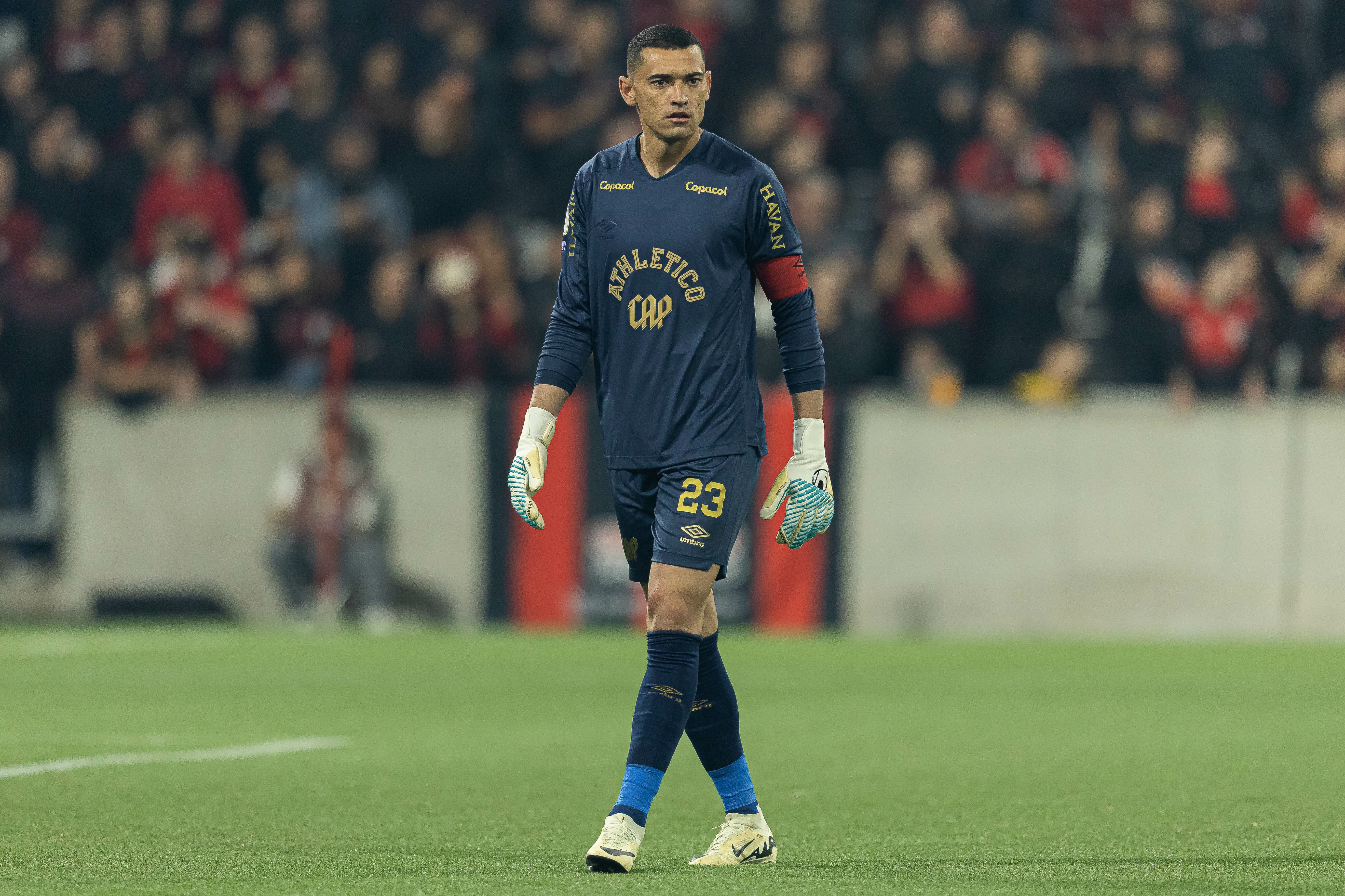 Santos celebra recorde como goleiro com mais jogos pelo Athletico na história: "Não caiu a ficha"