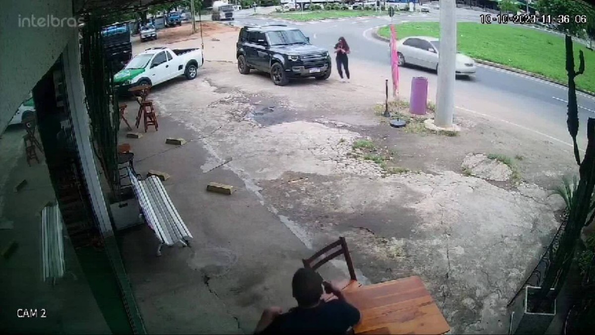 Everton Ribeiro faz retorno em rodovia, para carro e tira fotos com torcedores do Flamengo; vídeo