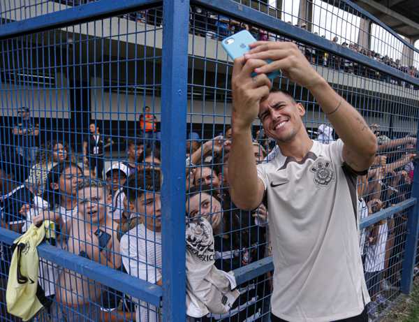 Rojas alega falta de pagamento e discute rescisão de contrato com o Corinthians.