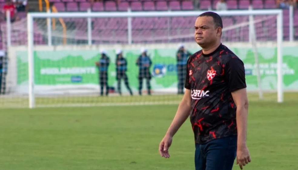 Treinador do Penedense, Rommel Vieira — Foto: @sportspenedense