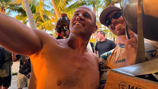 Yago Dora é tietado por Kelly Slater e Italo após entrar para seleto grupo de campeões mundiais