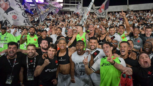 Jogadores do Vasco comemoram com a torcida após vitória no clássico