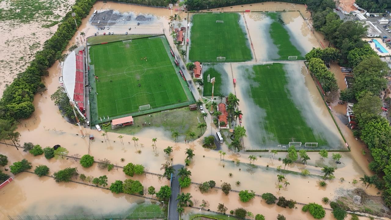 Fortes chuvas alagam CT de Cotia, e jogos do São Paulo na base são adiados; veja foto e vídeos