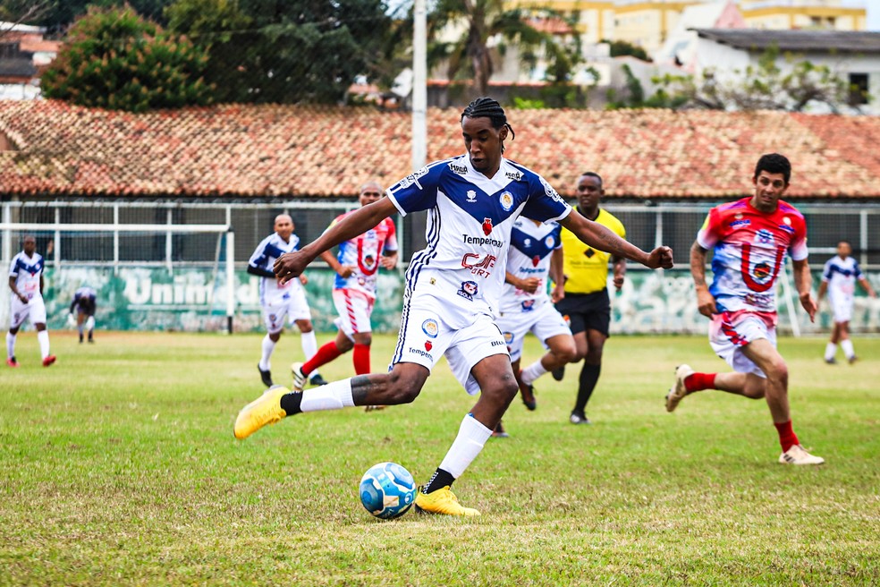 Weah em ação pelo Vila Carvalho, na várzea de Sorocaba no interior de São Paulo — Foto: Willy Augusto - PhotoSport