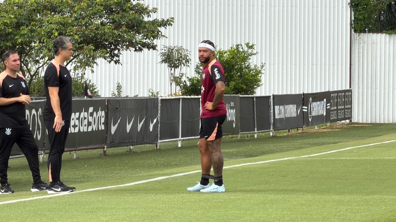 Memphis Depay volta ao campo em treino do Corinthians no CT | Ge