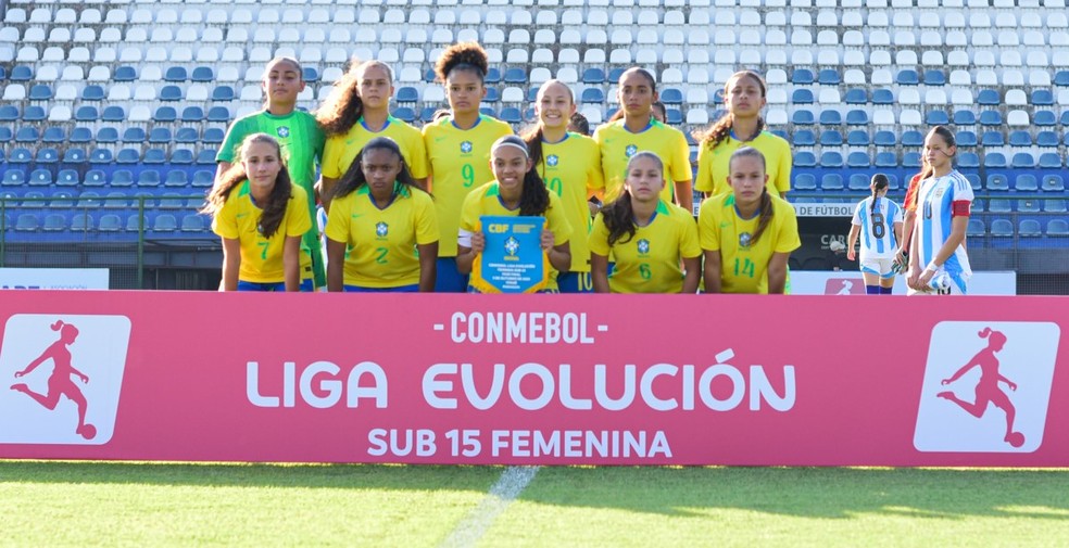 Time titular da Seleção Brasileira Feminina Sub-15 na final contra a Argentina — Foto: Divulgação CONMEBOL