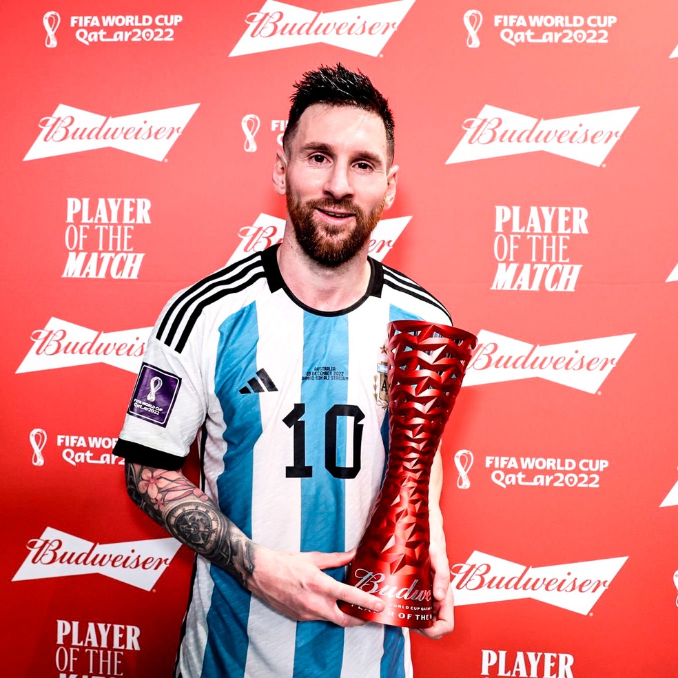 Campeão de xadrez quebra código com blusa de frase de Messi; veja
