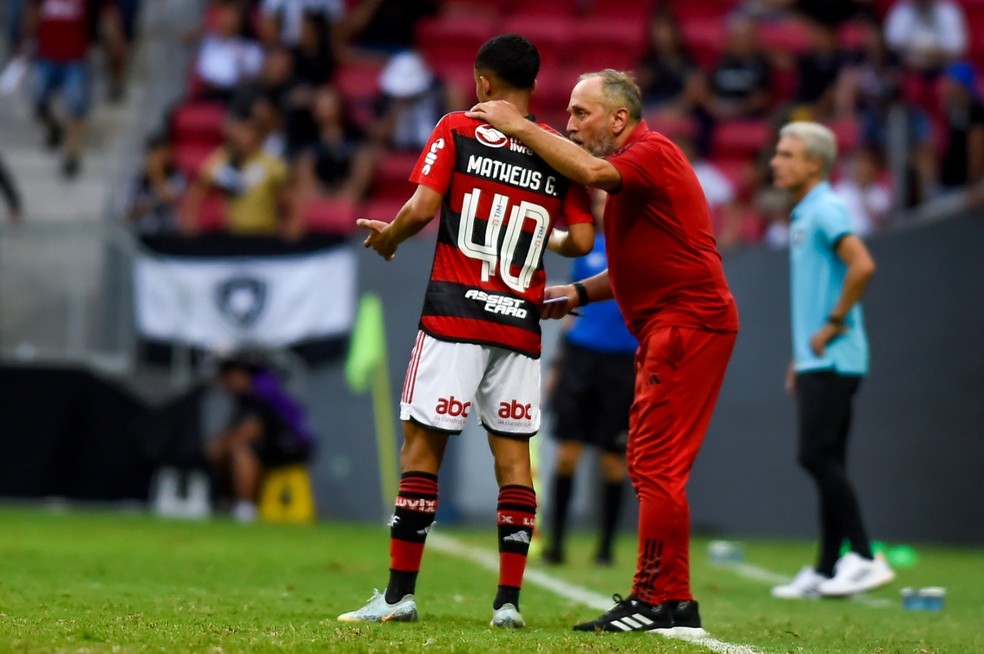 Rui Quinta orienta Matheus Gonçalves em Botafogo x Flamengo — Foto: Marcelo Cortes/Flamengo