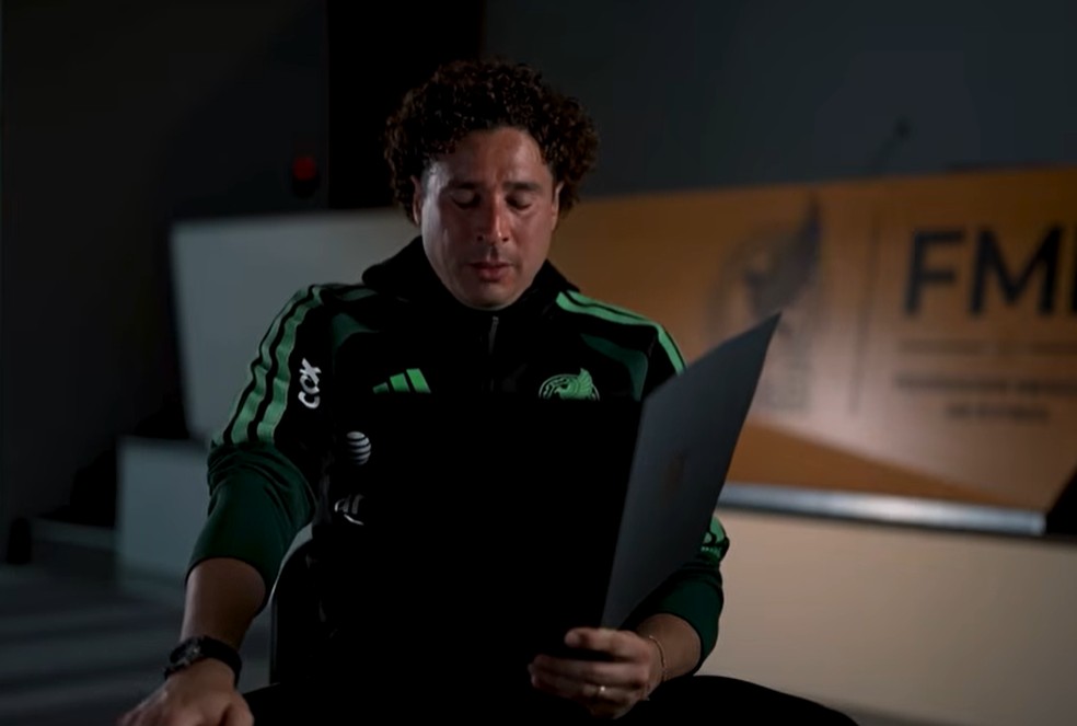 Guillermo Ochoa emocionado ao ler carta da filha