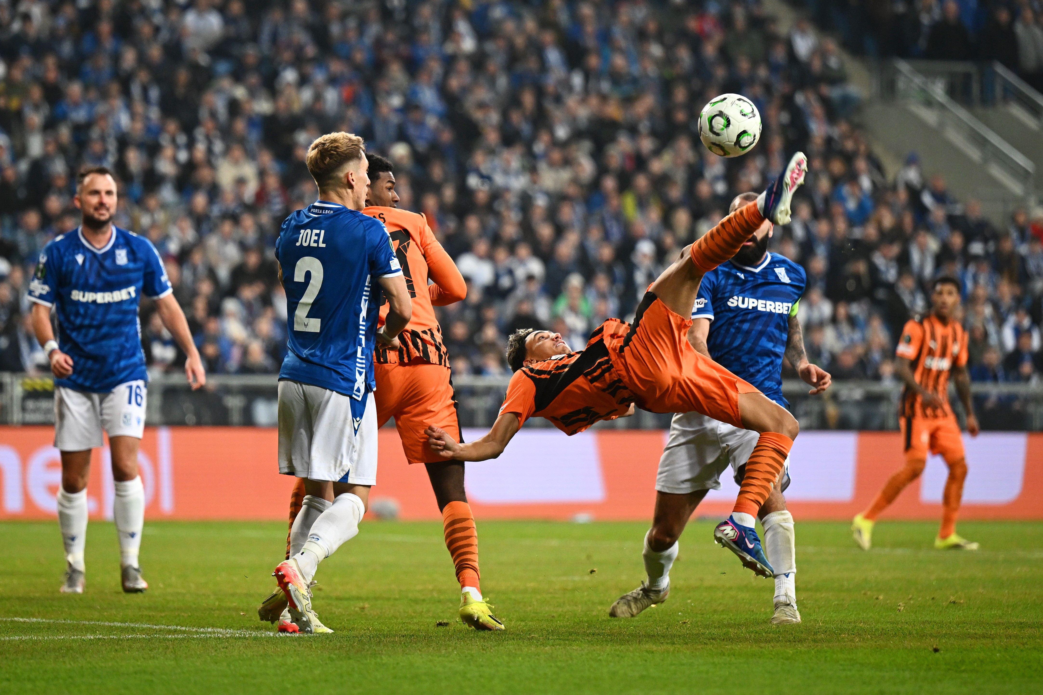 Isaque brilha com gol de bicicleta e garante vitória do Shakhtar na Liga Conferência
