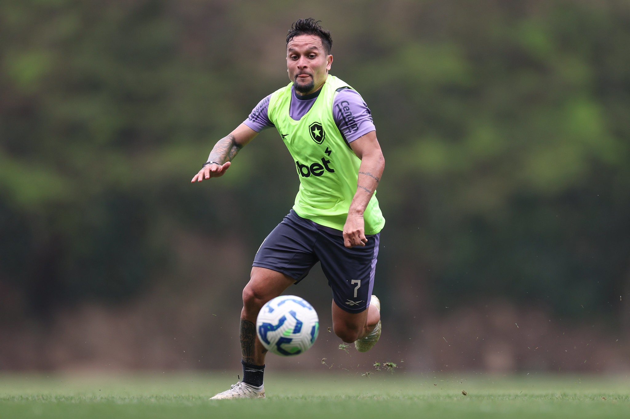 Artur se recupera de lesão na panturrilha e vai viajar com o Botafogo para enfrentar o Grêmio