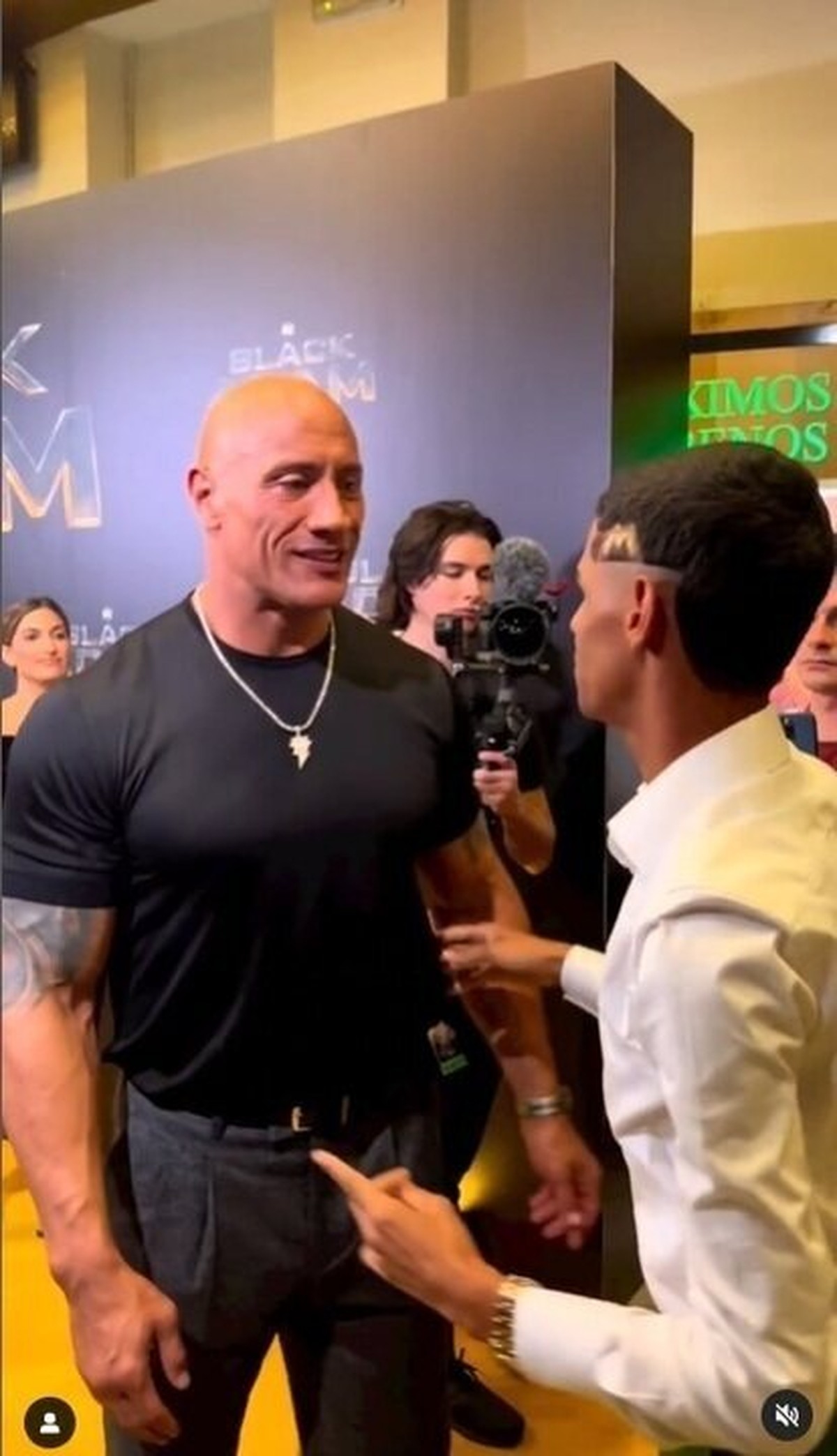 Luva de Pedreiro se encontra com The Rock, ator e ex-lutador; veja vídeo -  ISTOÉ Independente