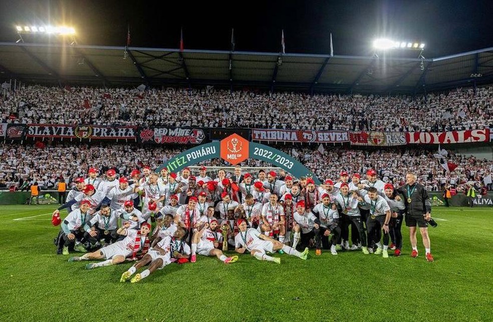 Ewerton Silva comemora título da Copa Tcheca com Slavia Praga