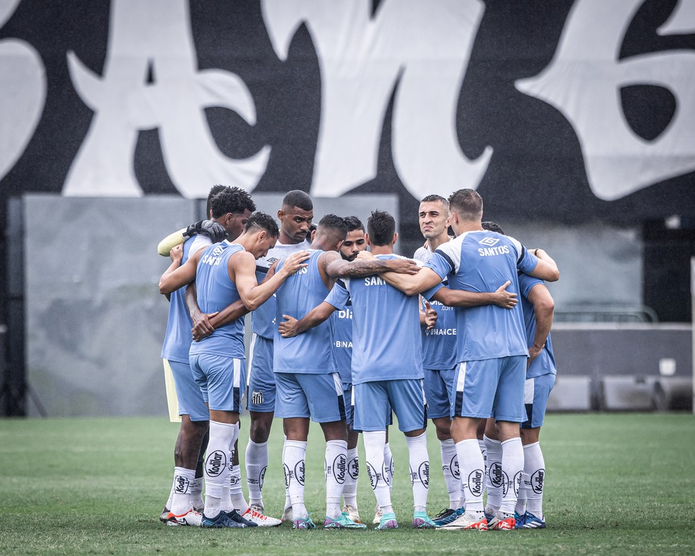 Elenco do Santos durante treino na Vila Belmiro — Foto: Raul Baretta/ Santos FC