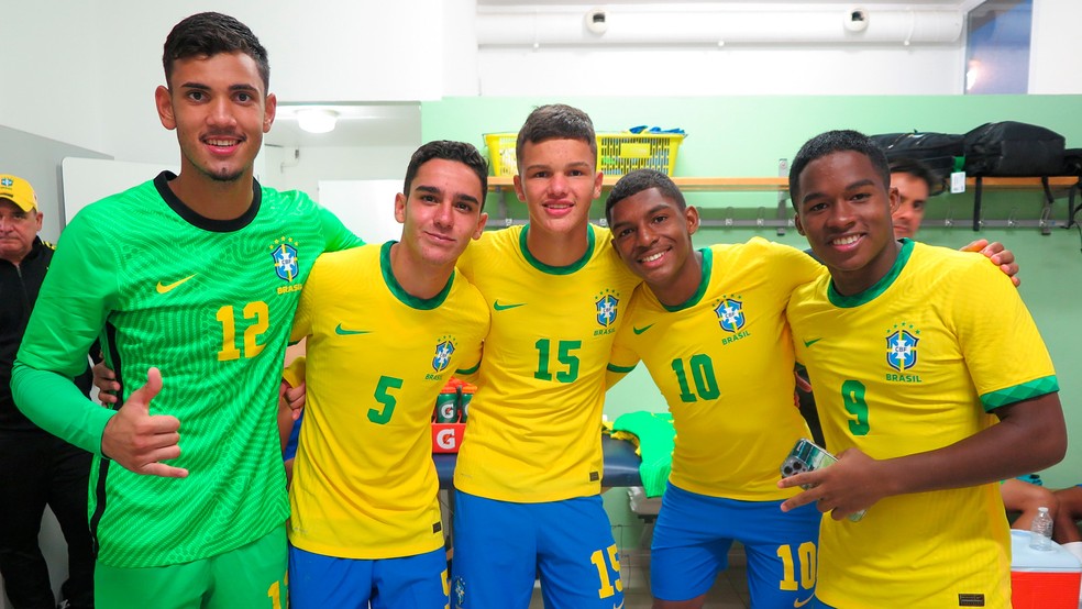 Os palmeirense Cesar, Figueiredo, Fellipe Jack, Luis Guilherme e Endrick na Seleção sub-17  — Foto: Reprodução / Twitter do Palmeiras