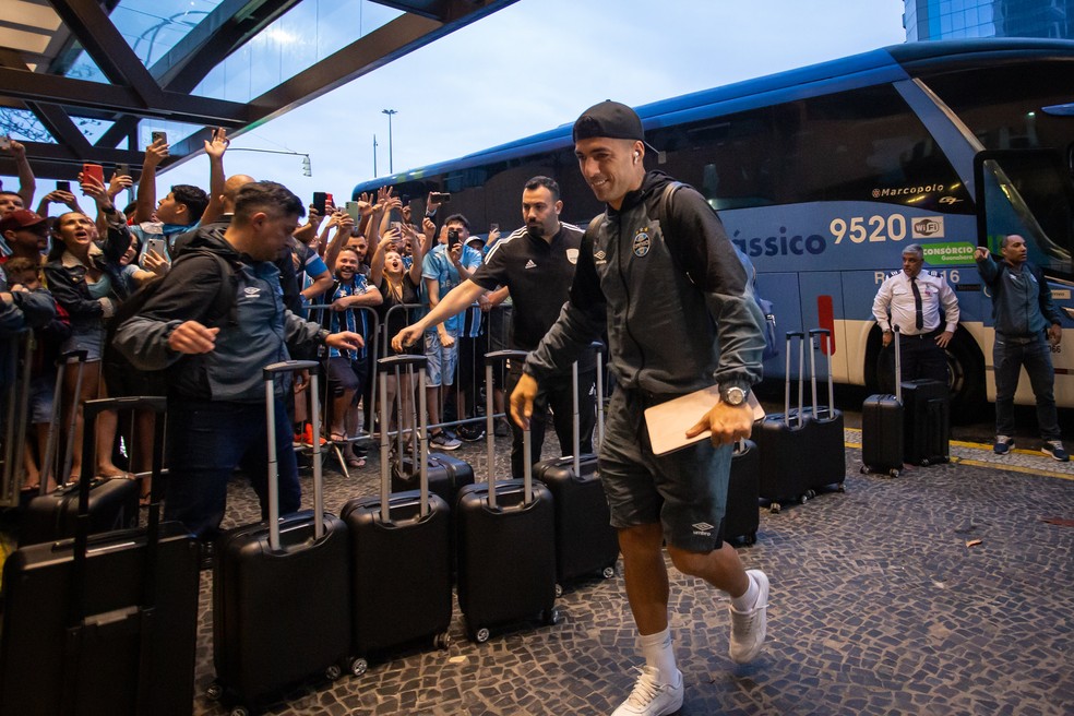 Suárez em chegada ao Rio — Foto: Lucas Uebel/Grêmio