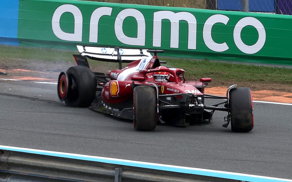 Carro de Leclerc danificado após batida no GP da Holanda — Foto: Christian Hartmann/Reuters