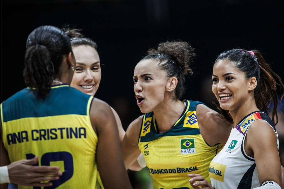 Gabi comemora ponto em partida contra Estados Unidos — Foto: Volleyball World
