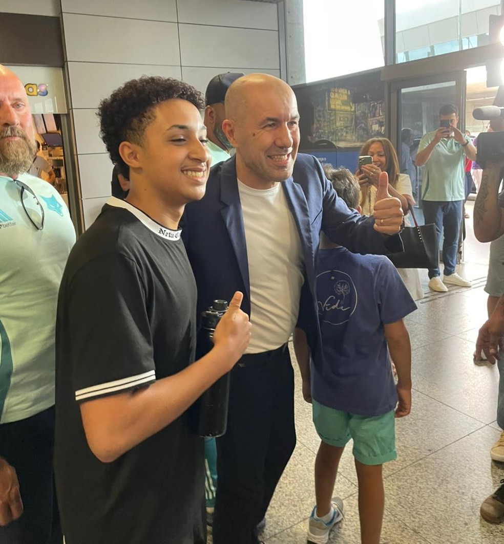 Novo técnico do Cruzeiro, Leonardo Jardim desembarca em Confins — Foto: Luciana Machado