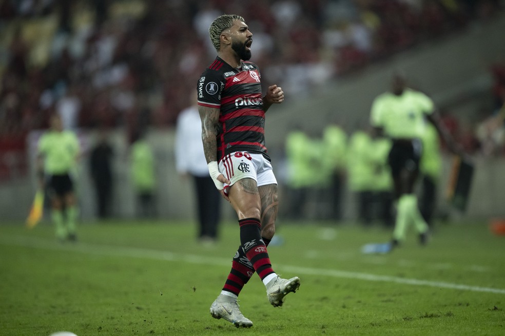 Gabigol sente e deixa o campo na partida entre Flamengo e Bolívar