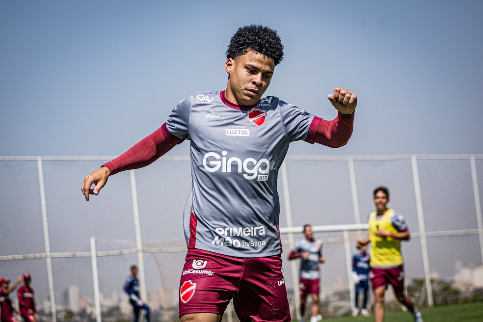 Emerson Urso em treinamento na última segunda-feira — Foto: Roberto Corrêa / Vila Nova F.C.
