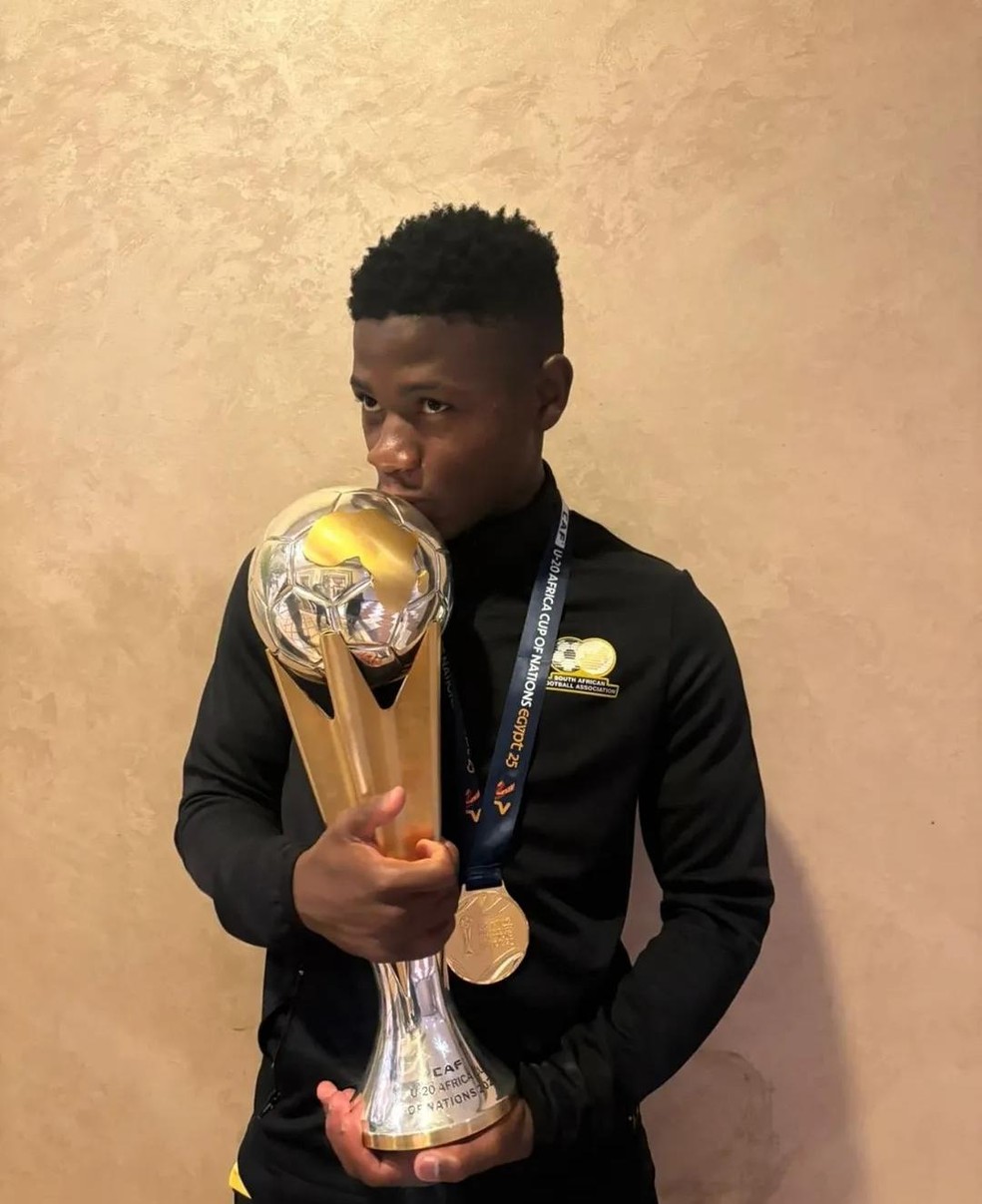 Madiba com a taça da Copa Africana de Nações sub-20