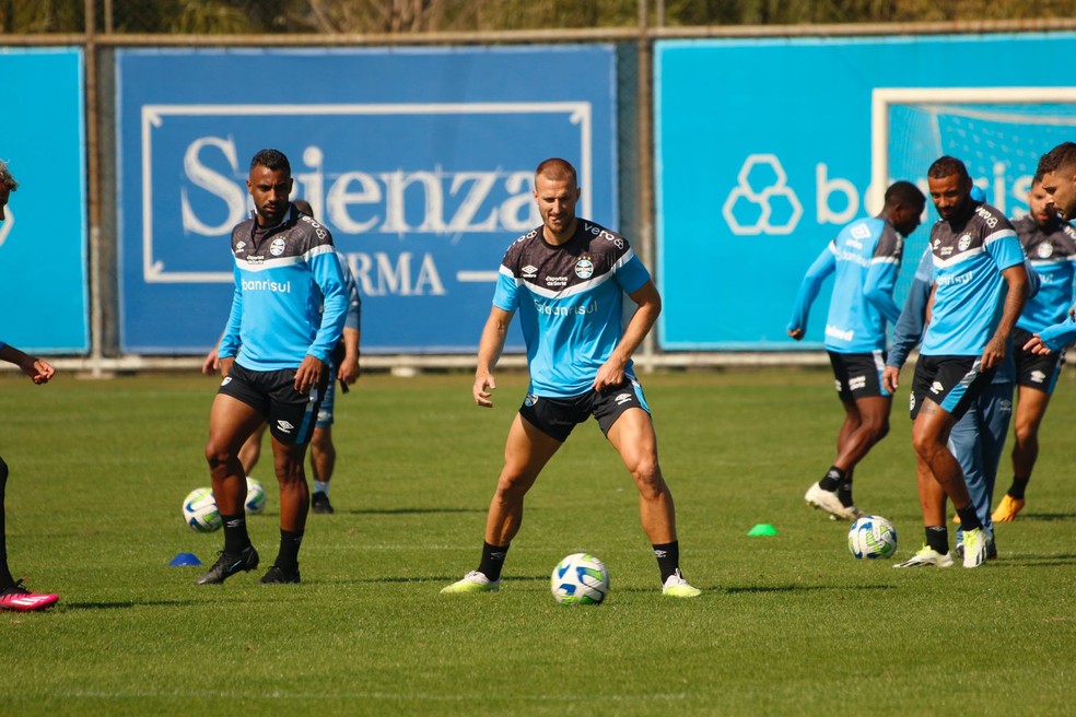 Rodrigo Ely em treino do Grêmio — Foto: João Victor Teixeira